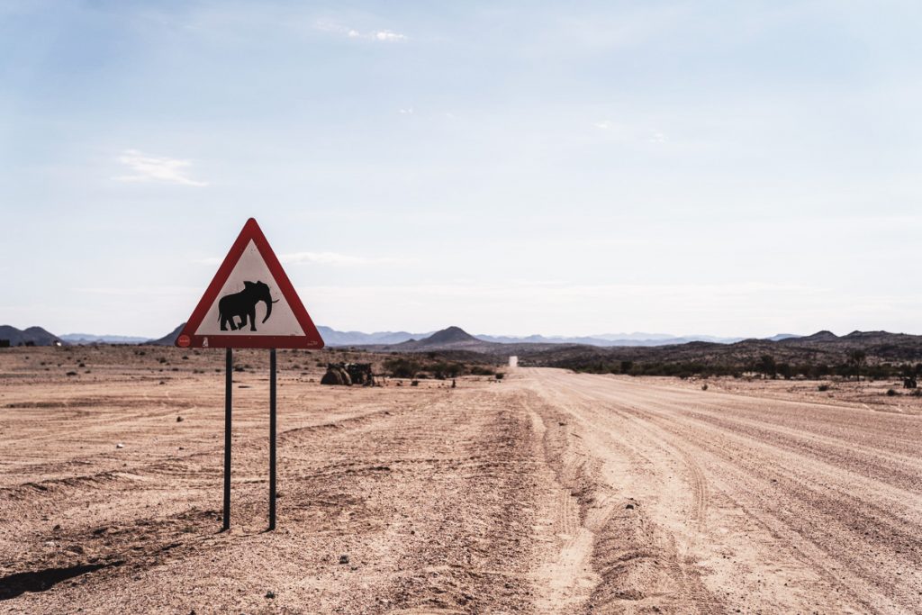 Roadtrip en Namibie et panneau de signalisation