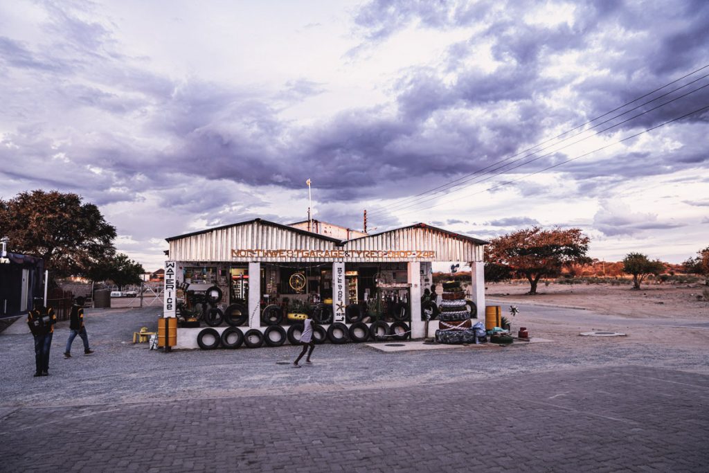 Roadtrip en Namibie - petite station essence près d'Oppi-Koppi
